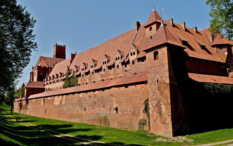 Lâu đài gạch lớn nhất thế giới được xây từ bao nhiêu viên gạch?