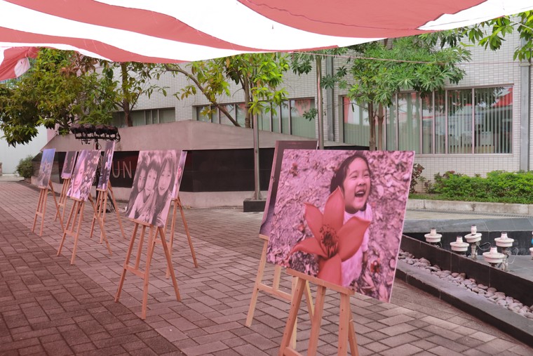 Tái hiện triển lãm “Dám sống một cuộc đời rực rỡ”: Nụ cười của những bé gái người dân tộc thiểu số ảnh 1