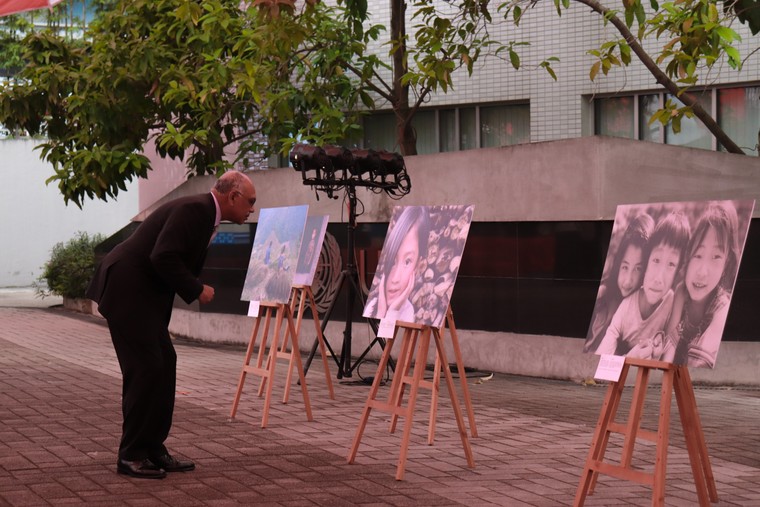 Tái hiện triển lãm “Dám sống một cuộc đời rực rỡ”: Nụ cười của những bé gái người dân tộc thiểu số ảnh 6