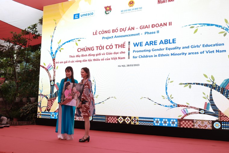 Tái hiện triển lãm “Dám sống một cuộc đời rực rỡ”: Nụ cười của những bé gái người dân tộc thiểu số ảnh 3