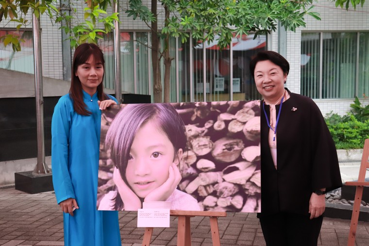 Tái hiện triển lãm “Dám sống một cuộc đời rực rỡ”: Nụ cười của những bé gái người dân tộc thiểu số ảnh 4