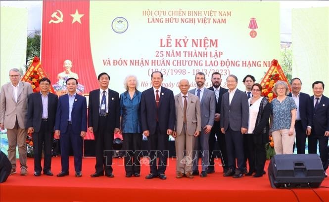 Làng Hữu nghị Việt Nam đón nhận Huân chương Lao động hạng Nhì ảnh 2