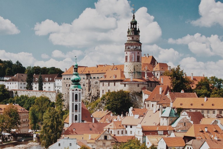 Công trình nổi bật nhất của ngôi làng này là gì?