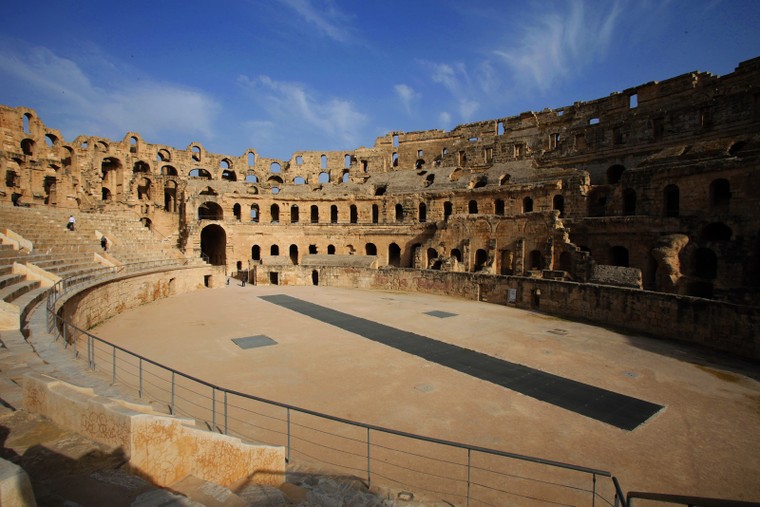 Khi được xây dựng, công trình có sức chứa bao nhiêu người?