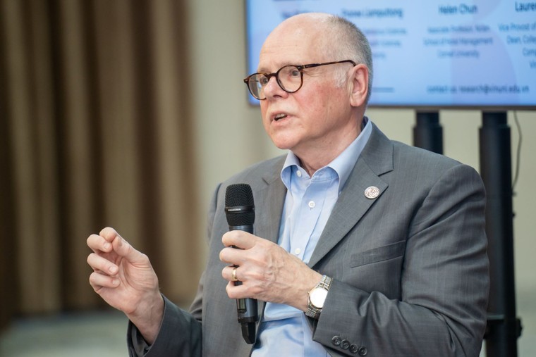 Giáo sư Đại học Cornell: 'Tôi bất ngờ vì sự phát triển nhanh chóng của VinUni' ảnh 2