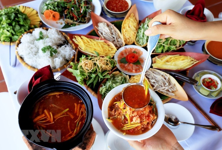 Thưởng thức lẩu thả đặc sắc của ngư dân Mũi Né ở Bình Thuận ảnh 1