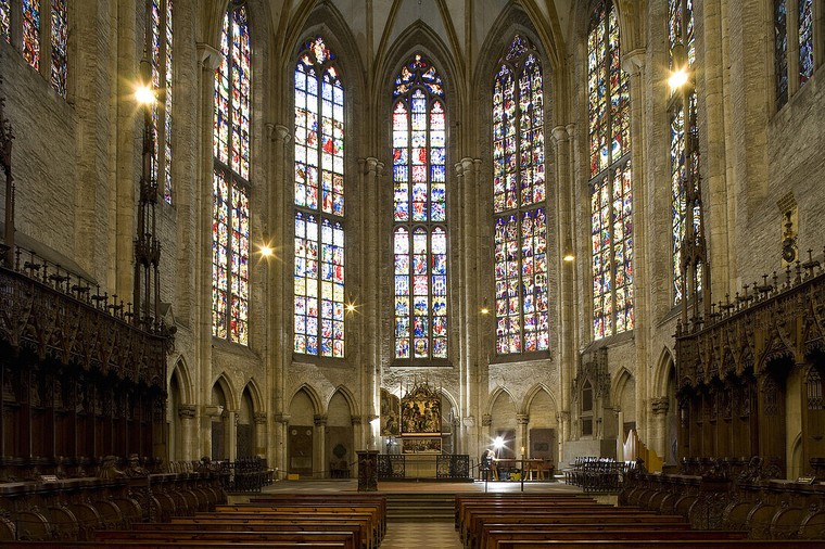 Nhà thờ cao nhất thế giới được xây dựng theo kiến trúc gì?