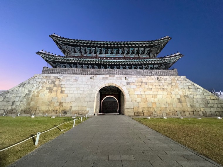 Pháo đài quân sự này có bao nhiêu cổng chính?