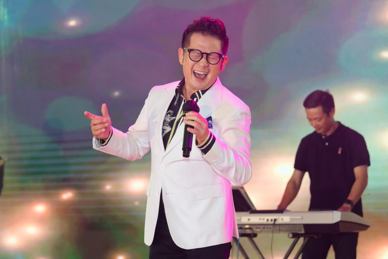 Bằng Kiều: 'Tân Á Đại Thành đã gắn bó với người Việt như một ca khúc bất hủ' ảnh 4