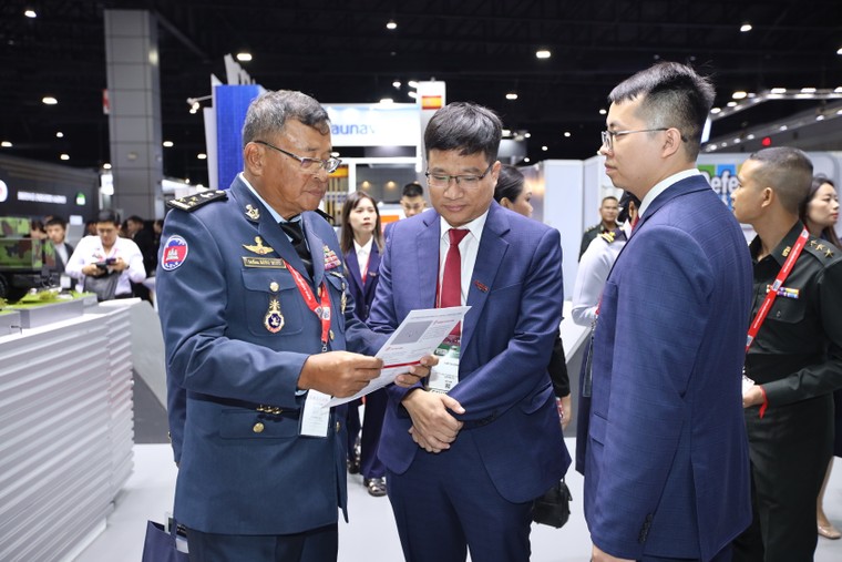 Viettel tổ chức Gian hàng Quốc gia Việt Nam tại Triển lãm Quốc phòng và An ninh 2023 ảnh 5