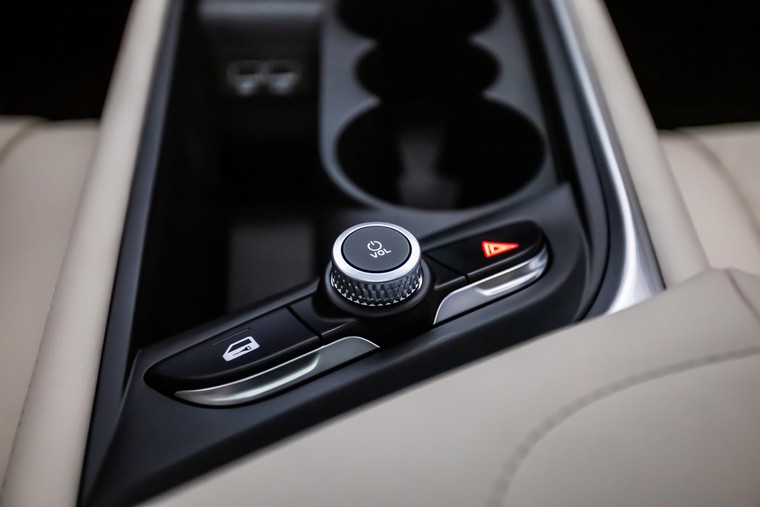 VinFast chính thức ra mắt VF 7 giá chỉ từ 850 triệu đồng ảnh 6