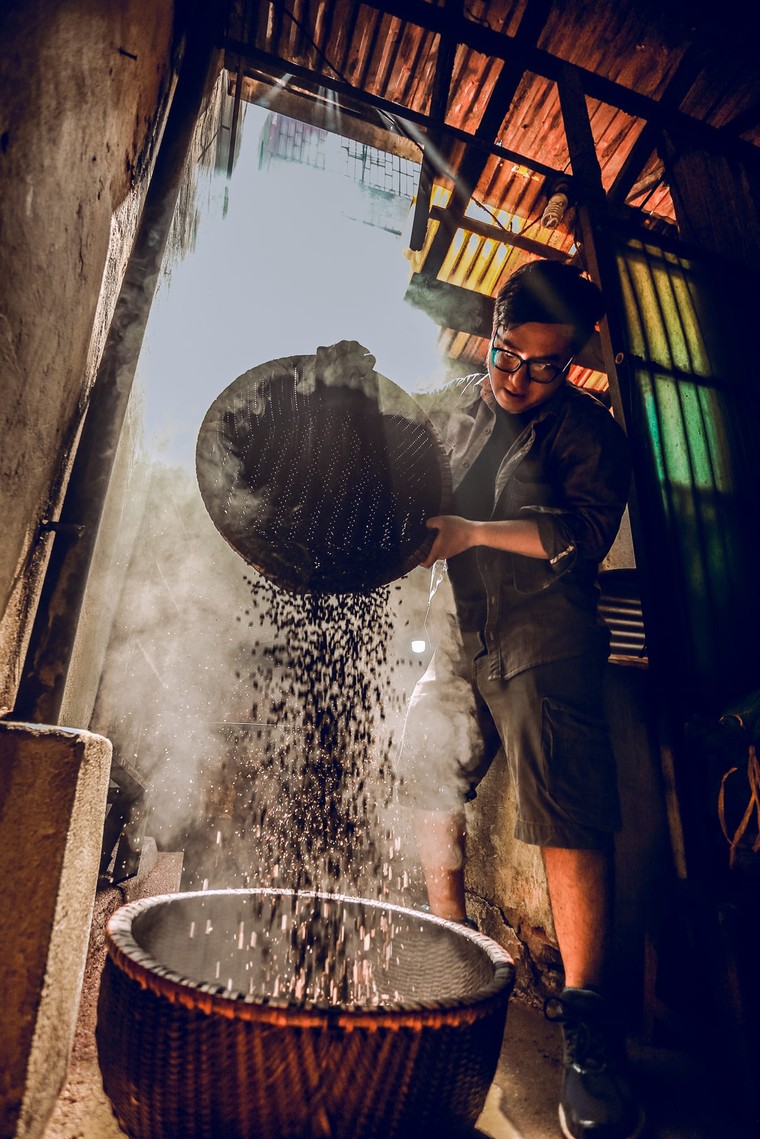 Cà phê rang củi giữa lòng Hà Nội ảnh 1