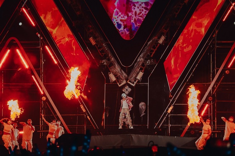 Choáng ngợp trước biển người bung hết “chất Tôi” tại TPBank 2in1 Concert ảnh 9