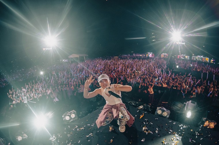 Choáng ngợp trước biển người bung hết “chất Tôi” tại TPBank 2in1 Concert ảnh 10