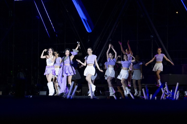 Choáng ngợp trước biển người bung hết “chất Tôi” tại TPBank 2in1 Concert ảnh 5