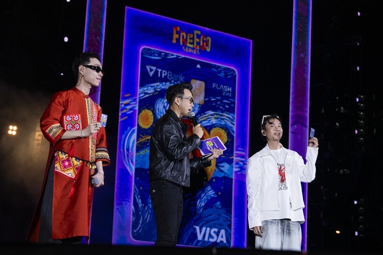 Choáng ngợp trước biển người bung hết “chất Tôi” tại TPBank 2in1 Concert ảnh 6