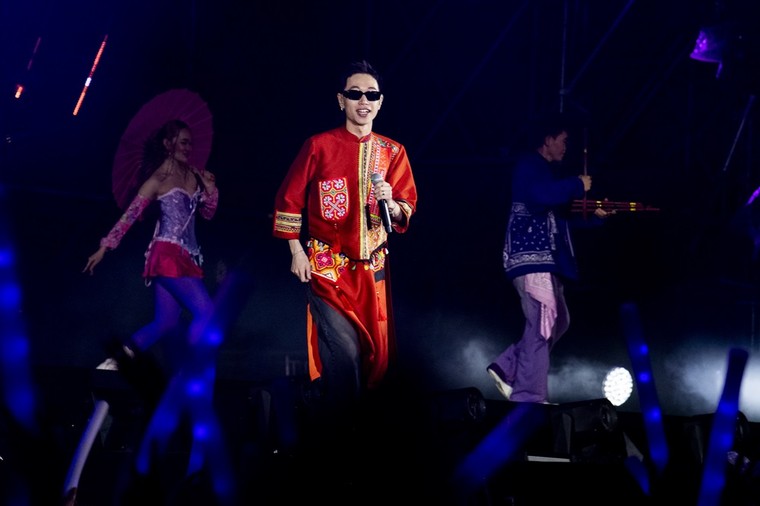 Choáng ngợp trước biển người bung hết “chất Tôi” tại TPBank 2in1 Concert ảnh 8