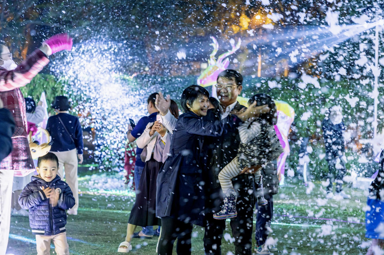 Giáng sinh rực rỡ sắc màu tại “khu rừng pha lê” tuyết trắng Ecopark ảnh 2