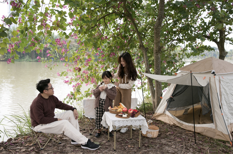 Giáng sinh rực rỡ sắc màu tại “khu rừng pha lê” tuyết trắng Ecopark ảnh 6