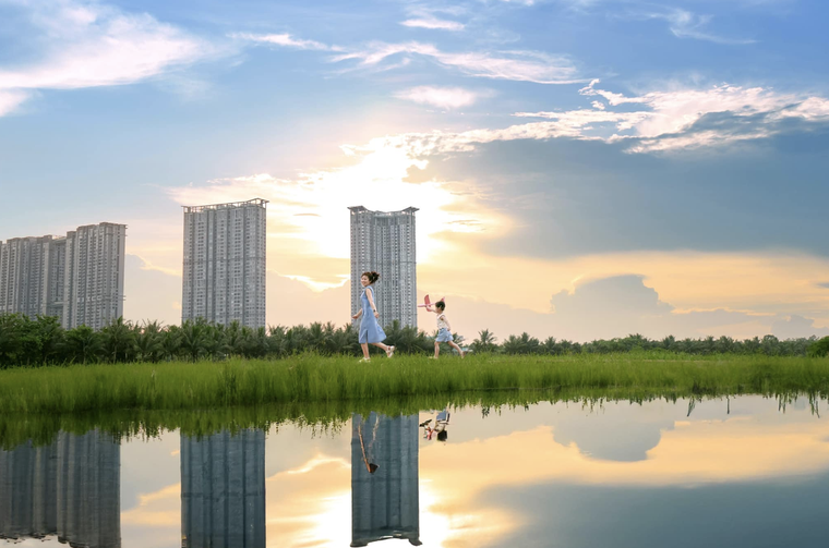 Giáng sinh rực rỡ sắc màu tại “khu rừng pha lê” tuyết trắng Ecopark ảnh 8