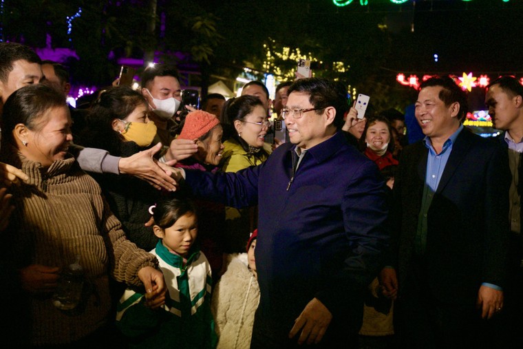 Chùm ảnh: Thủ tướng cùng nhân dân tỉnh biên giới Cao Bằng đón năm mới 2024 ảnh 2