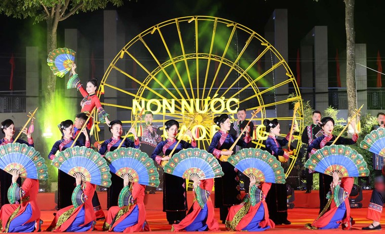 Chùm ảnh: Thủ tướng cùng nhân dân tỉnh biên giới Cao Bằng đón năm mới 2024 ảnh 5