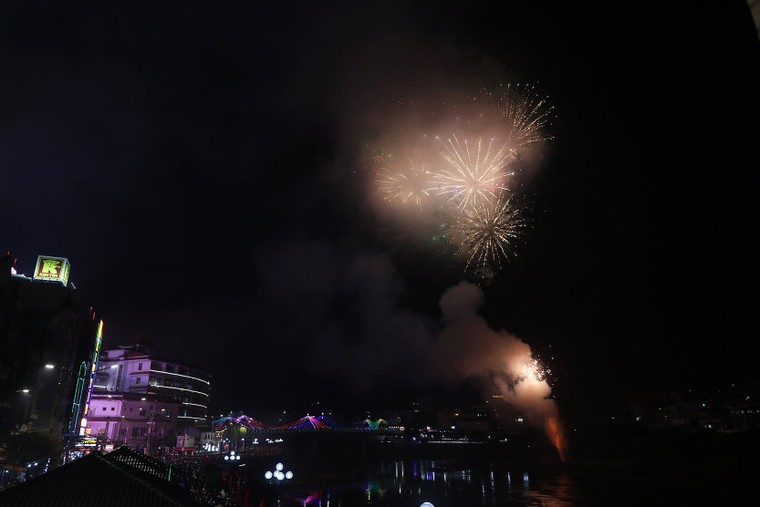 Chùm ảnh: Thủ tướng cùng nhân dân tỉnh biên giới Cao Bằng đón năm mới 2024 ảnh 6