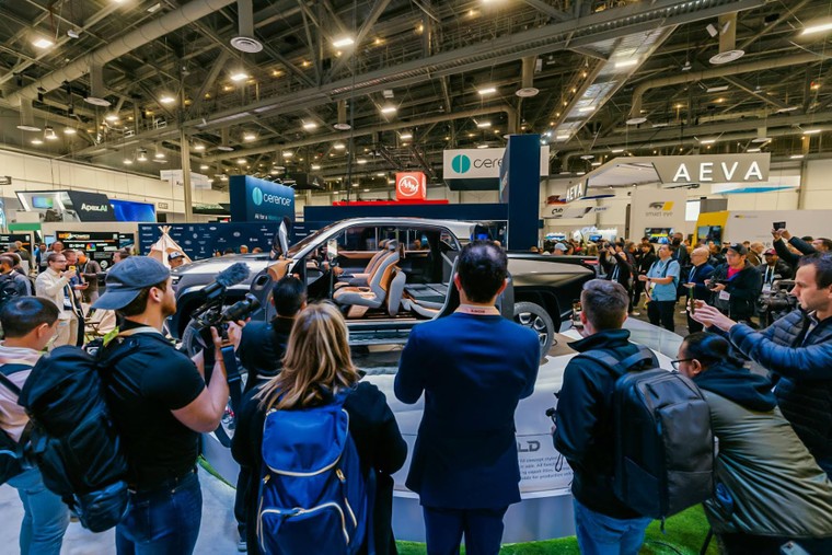 Khách quốc tế ấn tượng với dàn xe điện thông minh của VinFast tại CES 2024 ảnh 2