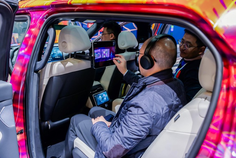 Khách quốc tế ấn tượng với dàn xe điện thông minh của VinFast tại CES 2024 ảnh 6