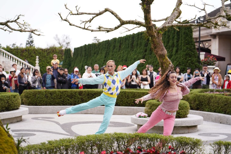 Hái lộc, xin chữ cầu an đầu năm mới 2024 tại Sun World Ba Na Hills ảnh 2