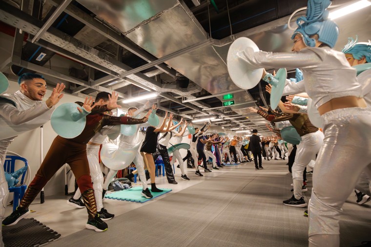 Hé lộ những hình ảnh đầu tiên của show diễn đẳng cấp quốc tế Nụ Hôn Của Biển Cả ảnh 1