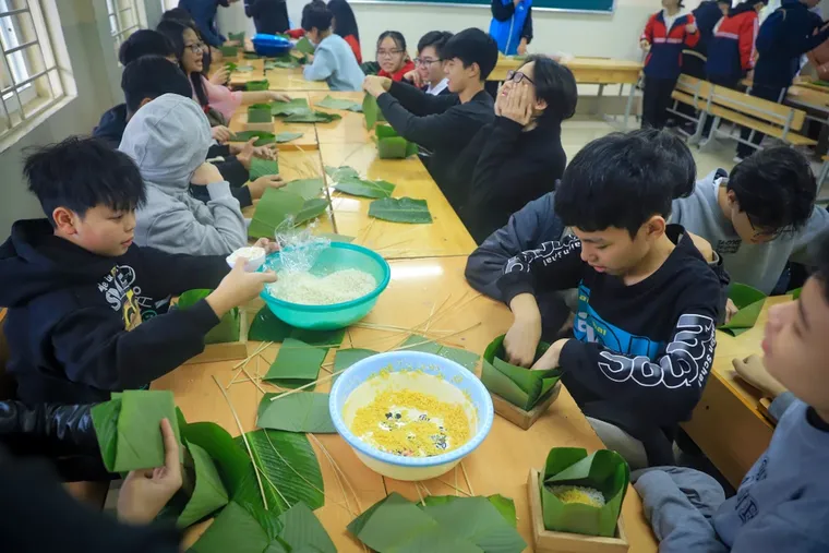 Học sinh hào hứng trải nghiệm các hoạt động trong ngày Tết cổ truyền ảnh 2