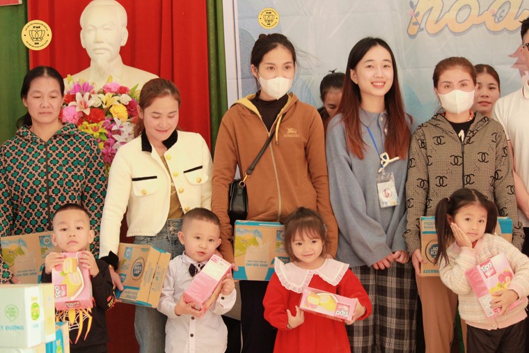 Sinh viên AJC "gieo nắng" nơi bản làng vùng cao ảnh 1