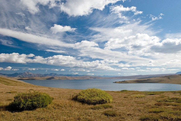 Hồ Uvs Nuur bên trong lưu vực là hồ nước ngọt lớn nhất ở quốc gia này đúng không?