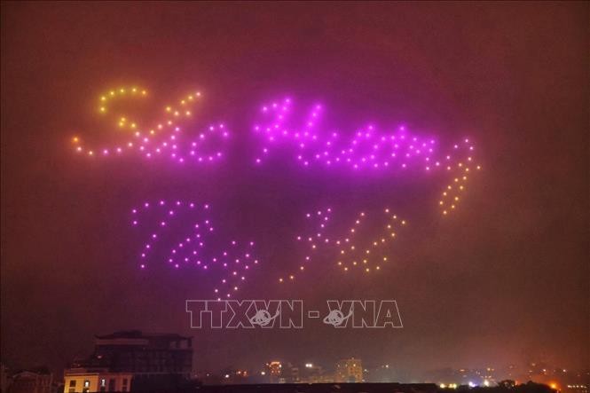 Lung linh màn trình diễn ánh sáng với 300 drone tại quận Tây Hồ ảnh 1