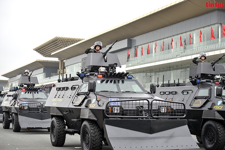 Thủ tướng dự Lễ kỷ niệm 50 năm Ngày truyền thống lực lượng Cảnh sát cơ động ảnh 3