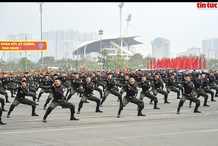 Thủ tướng dự Lễ kỷ niệm 50 năm Ngày truyền thống lực lượng Cảnh sát cơ động ảnh 4