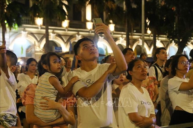 Pháo hoa rực sáng bầu trời TP HCM mừng ngày thống nhất đất nước ảnh 1