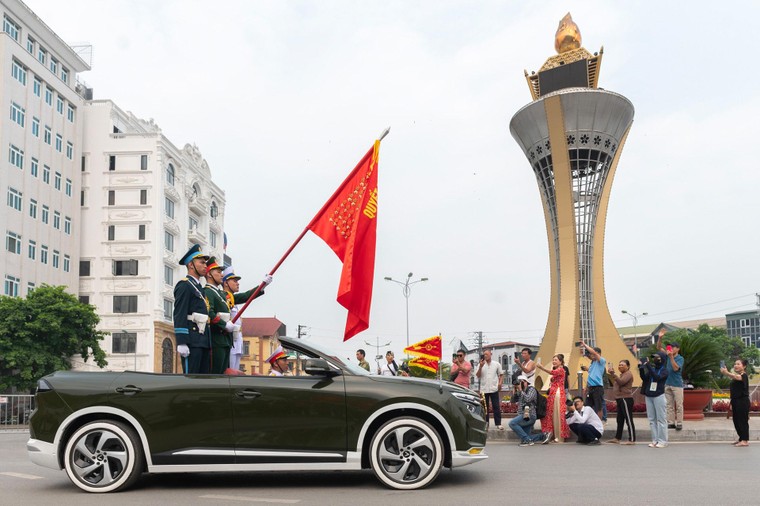 Hé lộ điều ít ai biết về VinFast VF 8 mui trần tại Lễ kỷ niệm 70 năm Chiến thắng Điện Biên Phủ ảnh 10