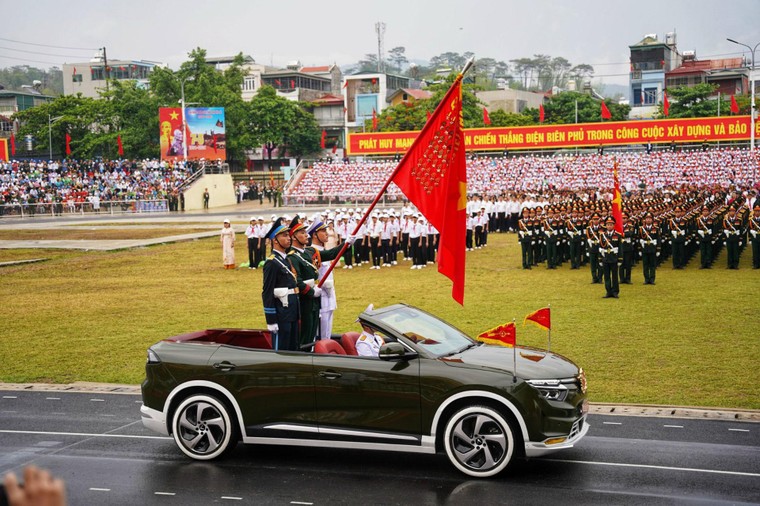 Hé lộ điều ít ai biết về VinFast VF 8 mui trần tại Lễ kỷ niệm 70 năm Chiến thắng Điện Biên Phủ ảnh 2