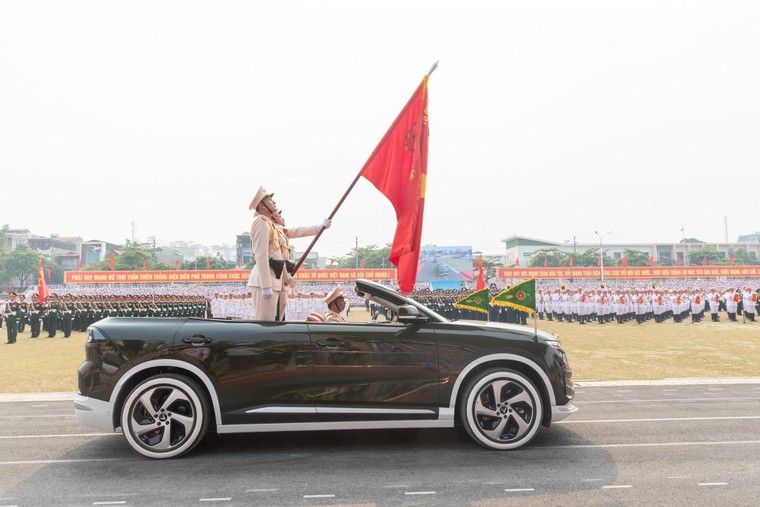 Hé lộ điều ít ai biết về VinFast VF 8 mui trần tại Lễ kỷ niệm 70 năm Chiến thắng Điện Biên Phủ ảnh 4