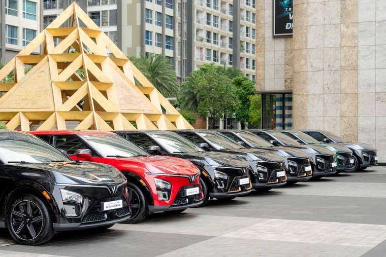 Chủ xe VinFast VF 7: "Thiết kế ngoài đời thực đẹp hơn cả trên ảnh" ảnh 2