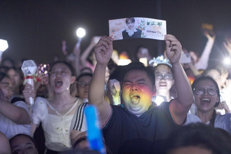 Idol XIUMIN cùng 100.000 khán giả “phá đảo” điểm đến quốc tế mới Vũ Yên ảnh 4