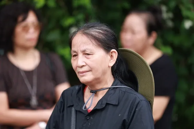 Người dân kiên nhẫn xếp hàng vào viếng Tổng Bí thư Nguyễn Phú Trọng ảnh 1