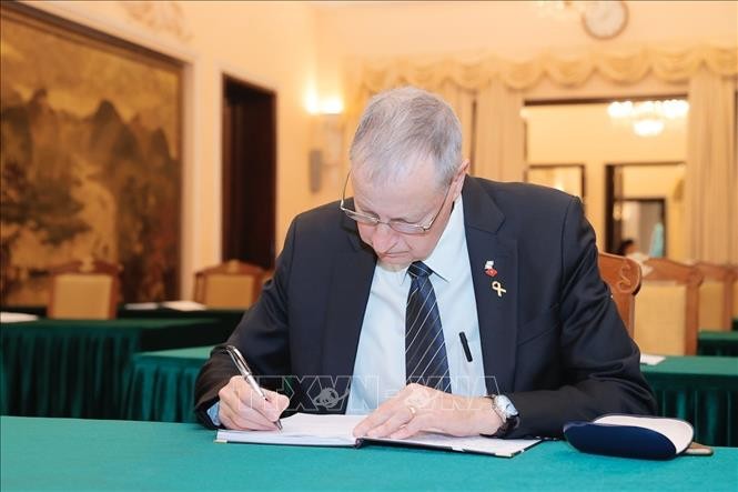 Đại sứ các nước viết sổ tang bày tỏ niềm tiếc thương Tổng Bí thư Nguyễn Phú Trọng ảnh 10