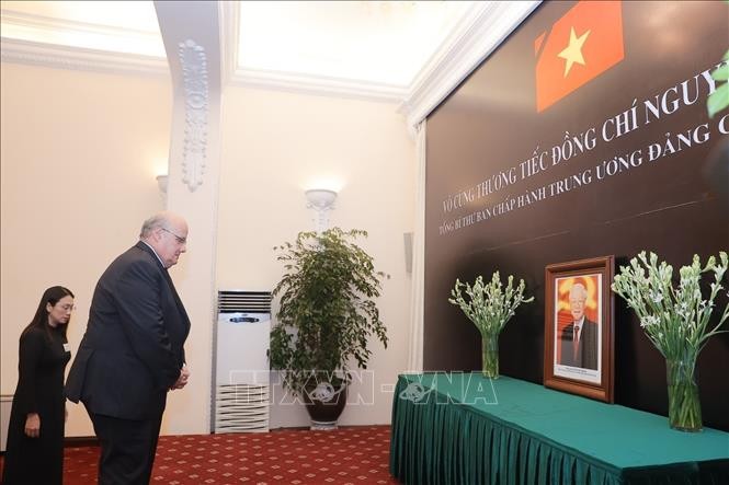 Đại sứ các nước viết sổ tang bày tỏ niềm tiếc thương Tổng Bí thư Nguyễn Phú Trọng ảnh 9