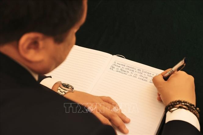 Đại sứ các nước viết sổ tang bày tỏ niềm tiếc thương Tổng Bí thư Nguyễn Phú Trọng ảnh 12