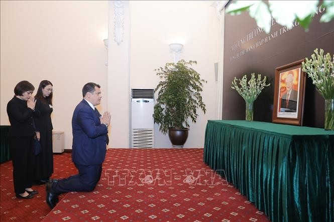 Đại sứ các nước viết sổ tang bày tỏ niềm tiếc thương Tổng Bí thư Nguyễn Phú Trọng ảnh 4