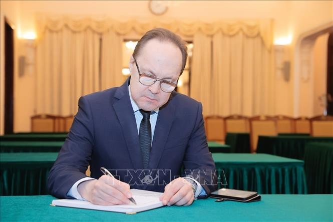 Đại sứ các nước viết sổ tang bày tỏ niềm tiếc thương Tổng Bí thư Nguyễn Phú Trọng ảnh 2