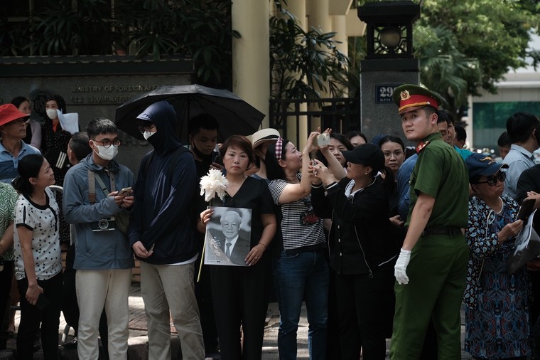 Linh xa đưa Tổng Bí thư Nguyễn Phú Trọng về nơi an nghỉ cuối cùng ảnh 9